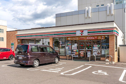 コンビニ　セブンイレブン札幌月寒中央通店（コンビニ）まで88m