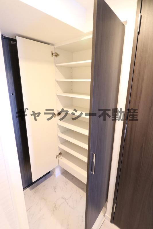 玄関　大きなシューズボックス