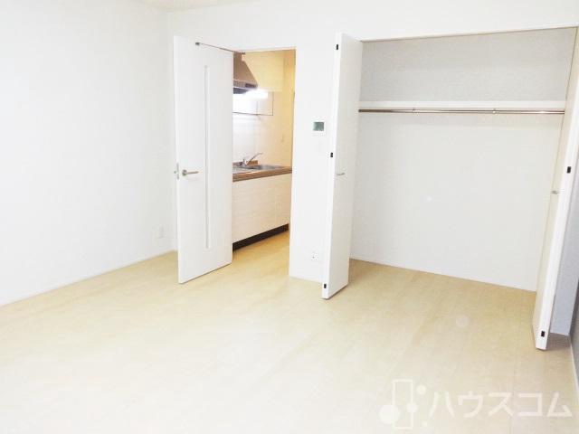 居室・リビング　白を基調にしたキレイなお部屋。