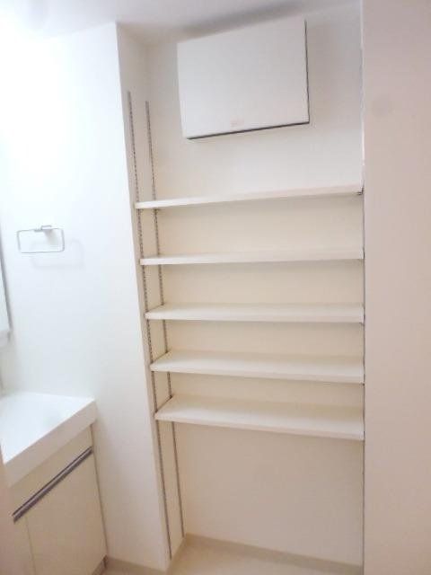 その他設備　★脱衣所スペースの収納です　※写真は反転タイプです★