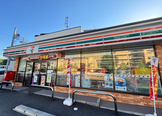 コンビニ　セブンイレブン枚方伊加賀本町店（コンビニ）まで327m