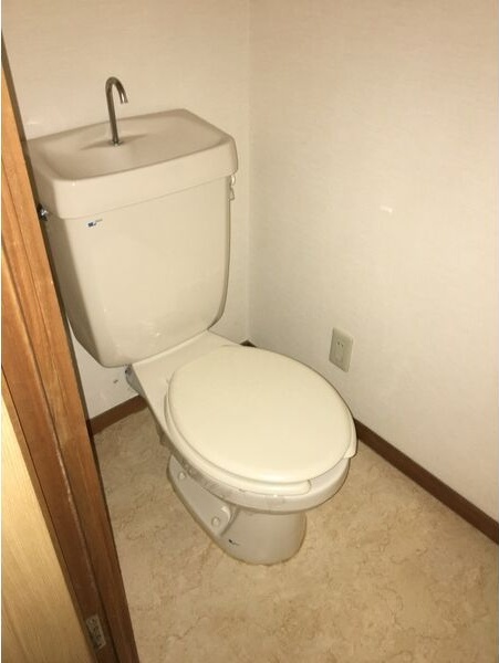 地下鉄鶴舞線 御器所駅 徒歩4分 5階建 築33年のトイレ写真