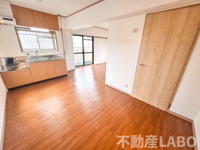 地下鉄四つ橋線 住之江公園駅 徒歩4分 6階建 築43年の居間写真