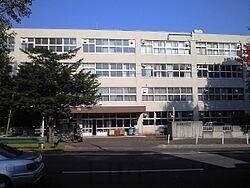 中学校　札幌市立月寒中学校（中学校）まで415m