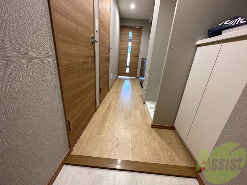 玄関　玄関から撮影しました。明るい印象ですね。