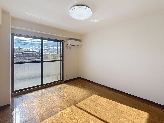 居室・リビング　掲載写真は同型モデルを掲載しており実際のお部屋と仕様等が異な