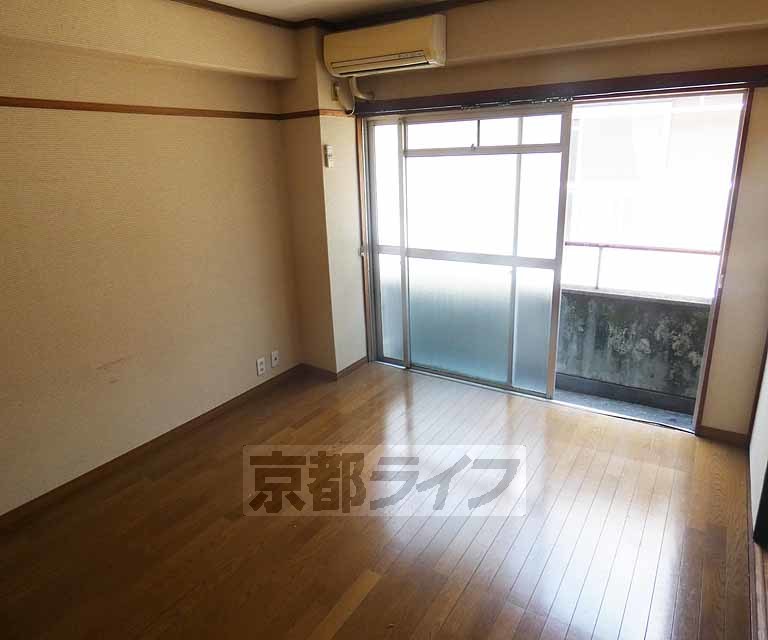 居室・リビング　落ち着いた雰囲気のお部屋です