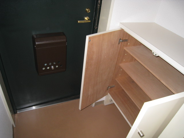 玄関　※写真は別のお部屋です。現況を優先させて頂きます。