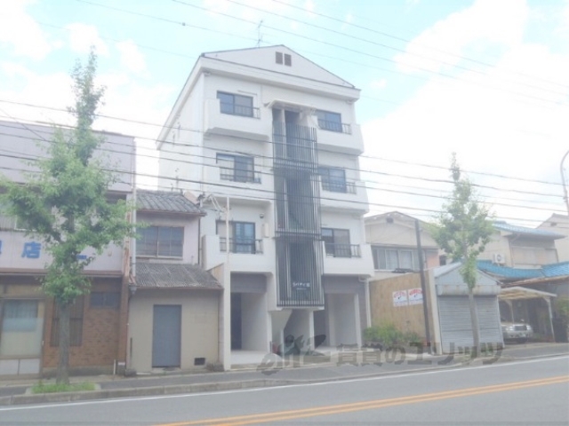 京都市西京区樫原平田町のマンションの建物外観