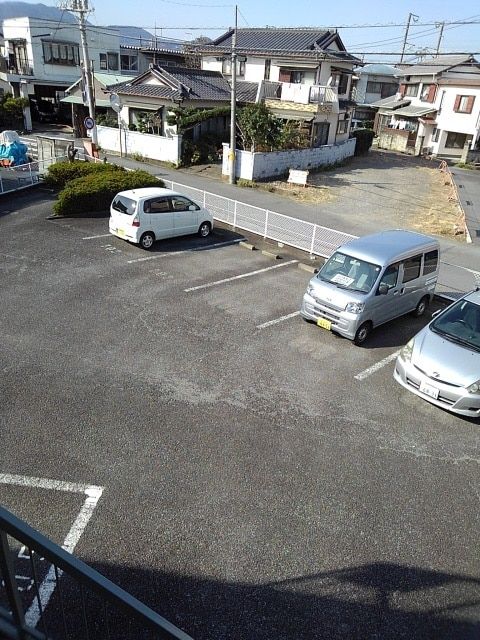 【富士市川成島のアパートの駐車場】