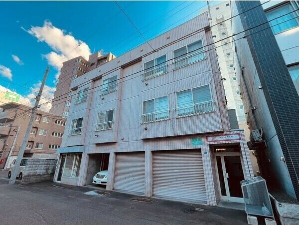 札幌市白石区東札幌三条のアパートの建物外観