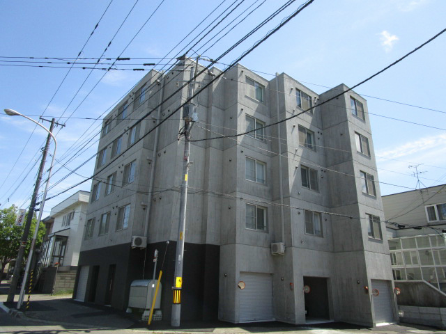 札幌市東区本町二条のマンションの建物外観