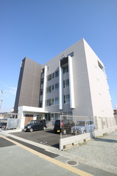 姫路市飾磨区英賀保駅前町のマンションの建物外観