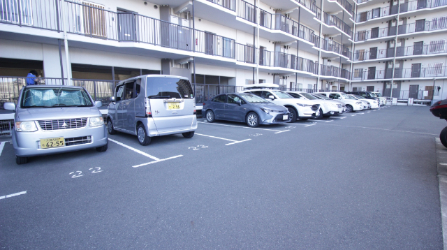 【門真市常称寺町のマンションの駐車場】