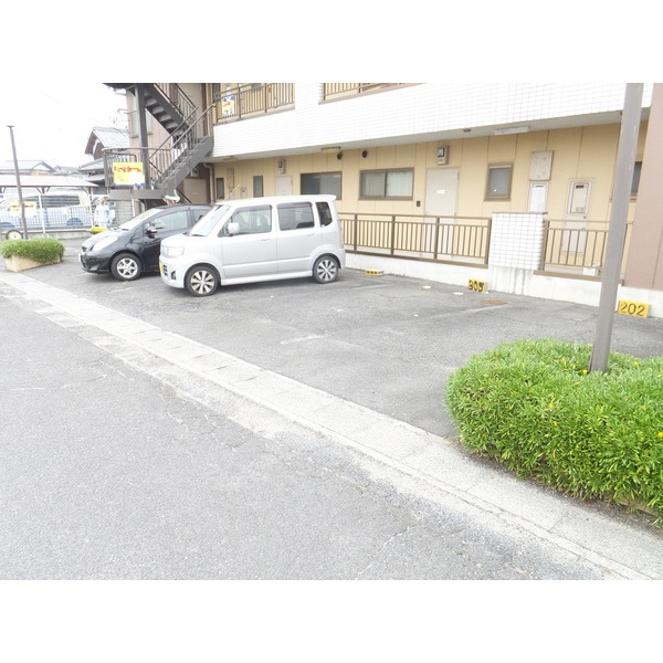 【近江八幡市上野町のマンションの駐車場】