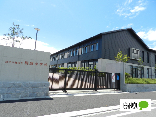 【近江八幡市上野町のマンションの小学校】