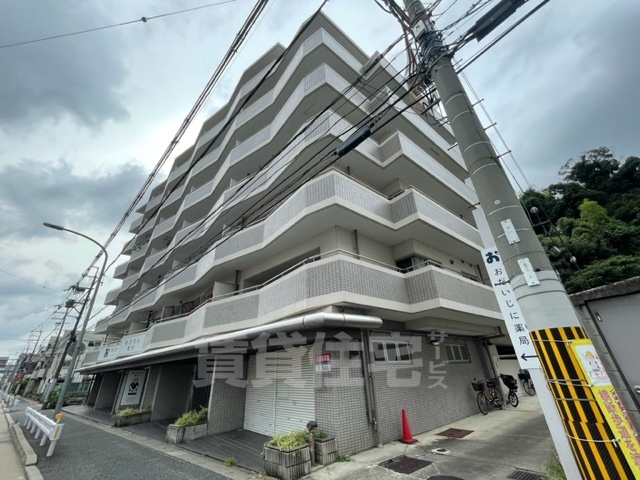 京都市伏見区桃山町泰長老のマンションの建物外観