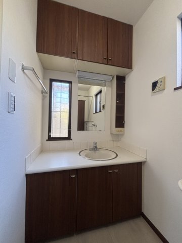 洗面設備　使いやすい独立洗面台です♪