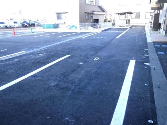 【長岡市蓮潟のアパートの駐車場】