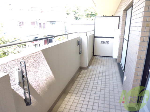 バルコニー　バルコニーは目隠しもあるのでお洗濯物も干せますね。