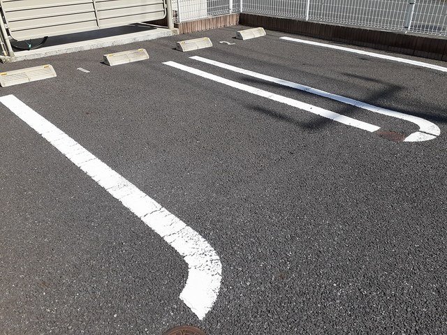 【ファミーユ　フェリーチェの駐車場】