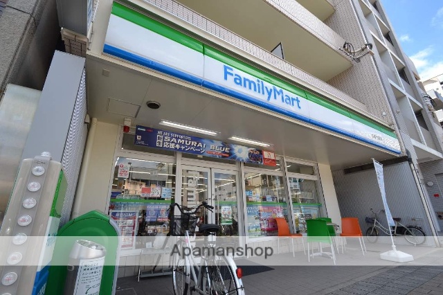 コンビニ　ファミリーマート（コンビニ）まで649m