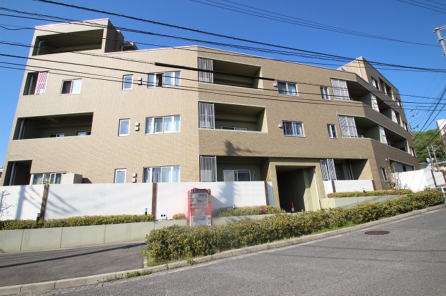 広島市東区牛田新町のマンションの建物外観