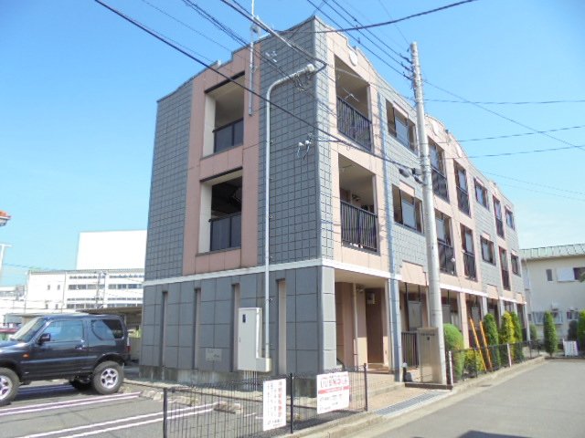 小田原市上新田のマンションの建物外観