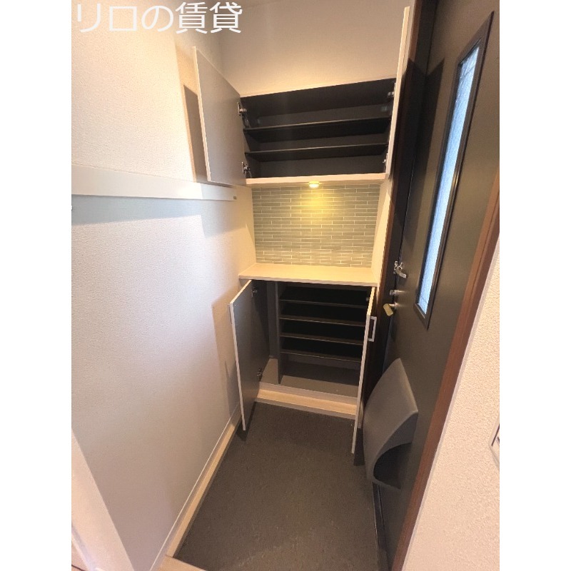 【糟屋郡粕屋町内橋東のアパートの玄関】