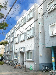 札幌市中央区南八条西のマンションの建物外観