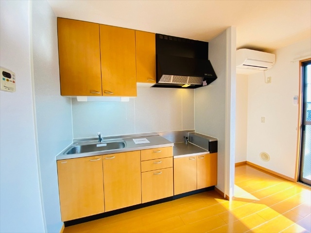 キッチン　同一建物内２０２号室内装写真転載