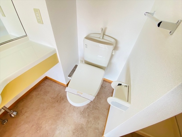 トイレ　同一建物内２０２号室内装写真転載