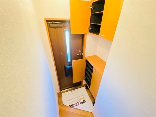 玄関　同一建物内２０２号室内装写真転載