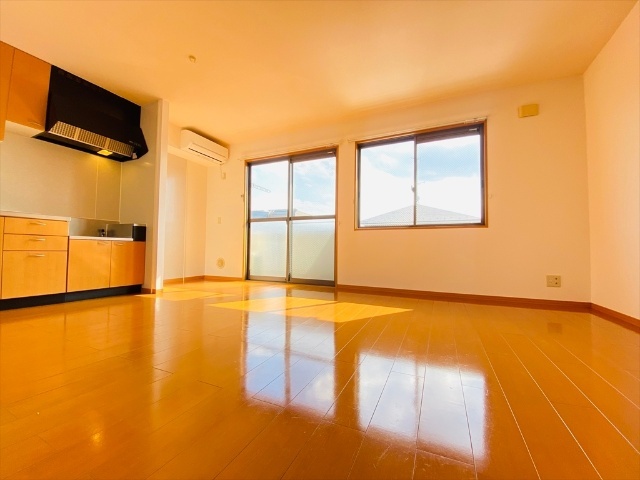 居室・リビング　同一建物内２０２号室内装写真転載