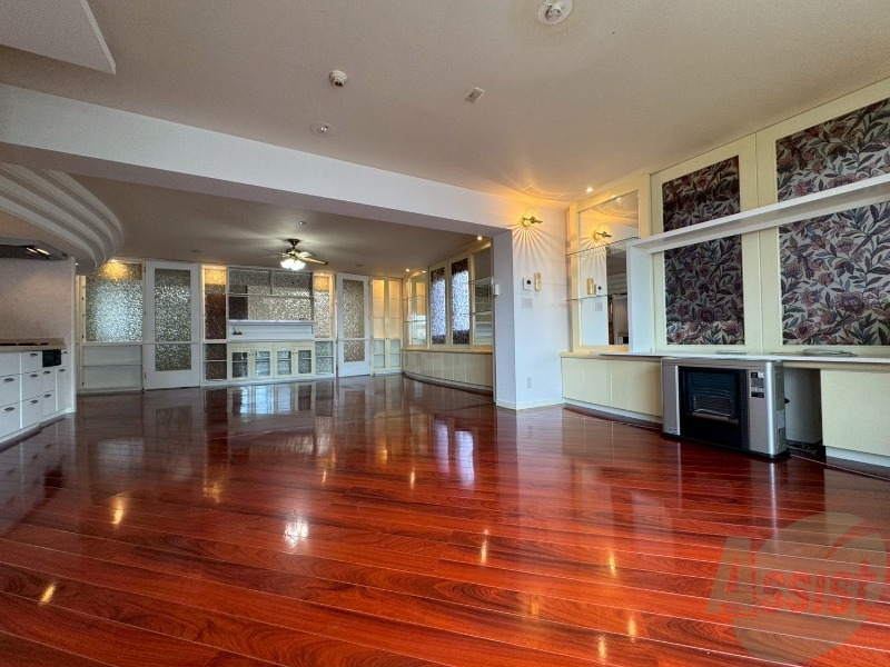 居室・リビング　広くてキレイなお部屋が広がっていて、充実した生活が送れそう。