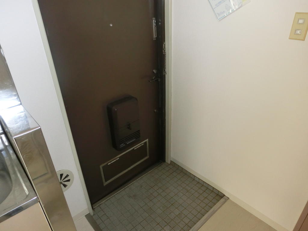 玄関　※写真別のお部屋のものです。現況を優先させて頂きます。