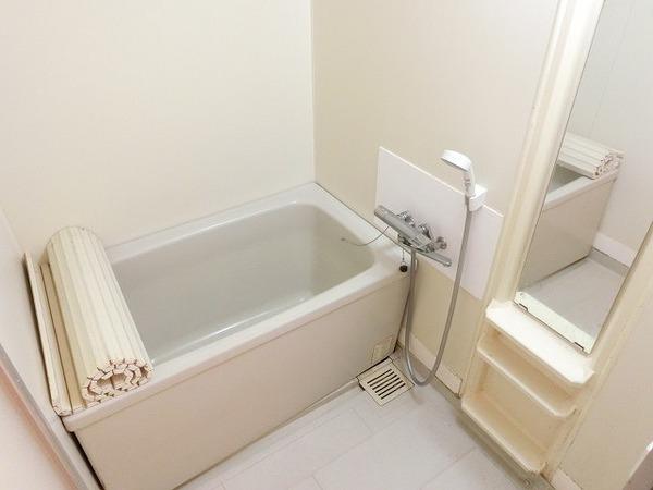 バス・シャワールーム　浴室乾燥機、追い焚き機能付きバス！