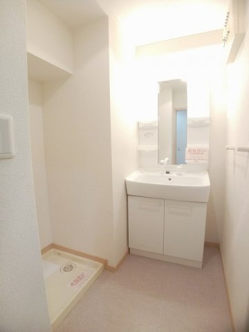 洗面設備　ゆったりとスペースのある洗面所