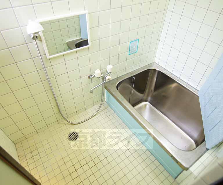 バス・シャワールーム　シャワー、鏡付きの便利なお風呂です。