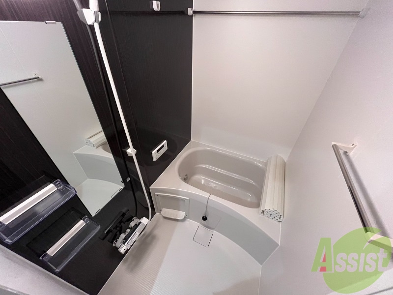 バス・シャワールーム　浴槽付きのお風呂です。ここで一日の疲れを癒しましょう。