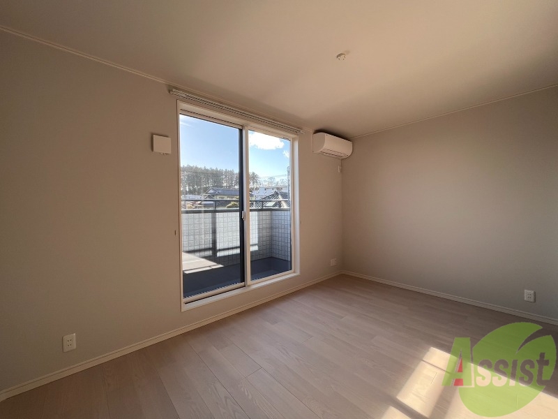 居室・リビング　南向きの大きめの窓から日差しがたっぷり入る明るいお部屋です。