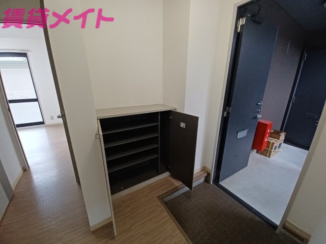 玄関　同型物件写真になります。