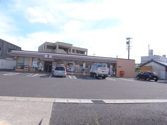 コンビニ　セブンイレブン（コンビニ）まで610m