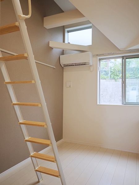 居室・リビング　アクセントクロスのおしゃれな室内