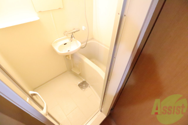 バス・シャワールーム　お風呂と一体化の洗面台、シャワーと歯磨き一緒にできます！