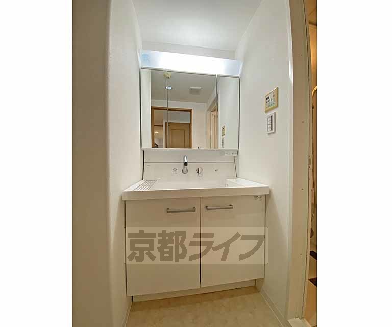 洗面設備　綺麗な洗面化粧台です。