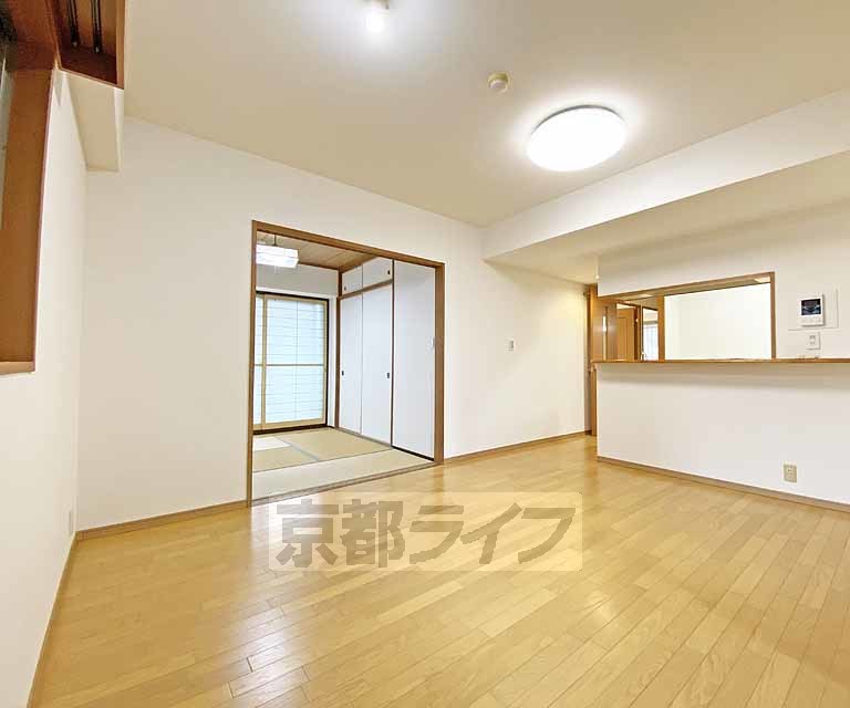 居室・リビング　生活環境に便利な立地に建つ分譲賃貸です。