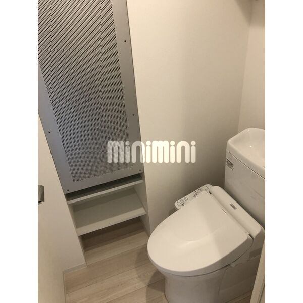 トイレ　照明付きのリビングです