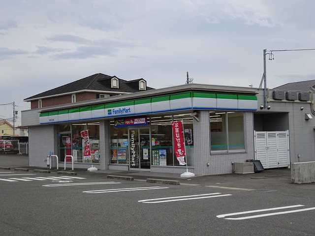 コンビニ　ファミリーマート桑名芳ケ崎店（コンビニ）まで700m