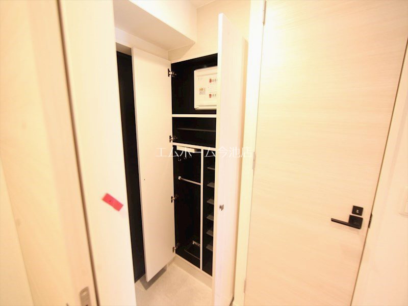 玄関　玄関　シューズボックス付（収納充実してます）